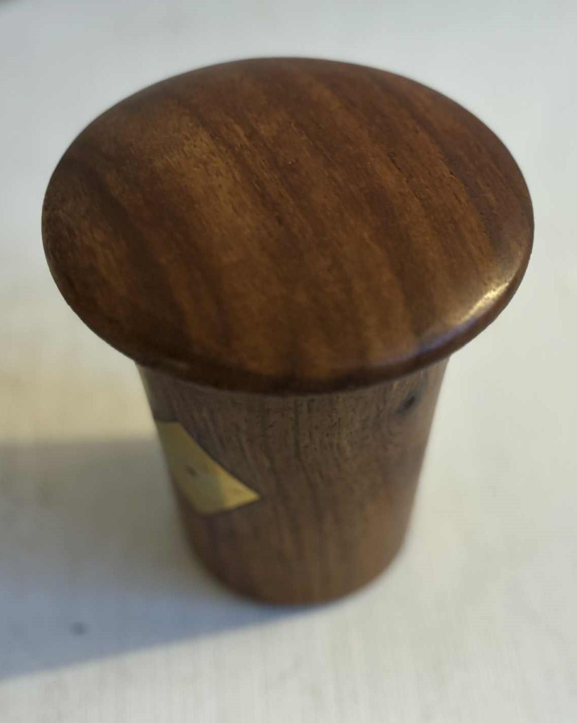 Flot retro raflebæger udført i Teaktræ og med dekorative messing 'terninger'som udsmykning.- nr. 1021478777