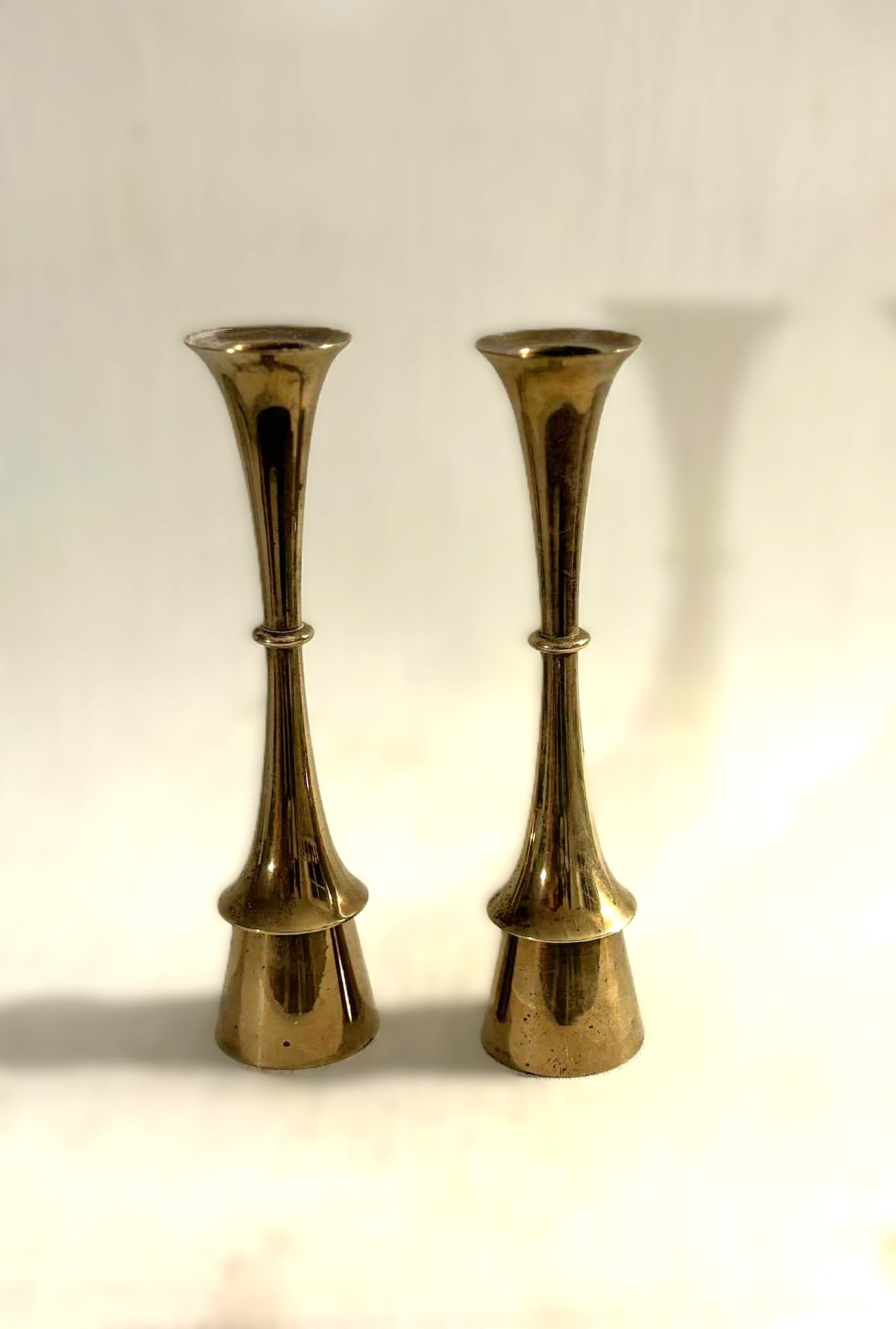 イェンス・ハラルド・クイストガード。燭台、ペア、真鍮、デンマーク。 1960年代/​​70年代