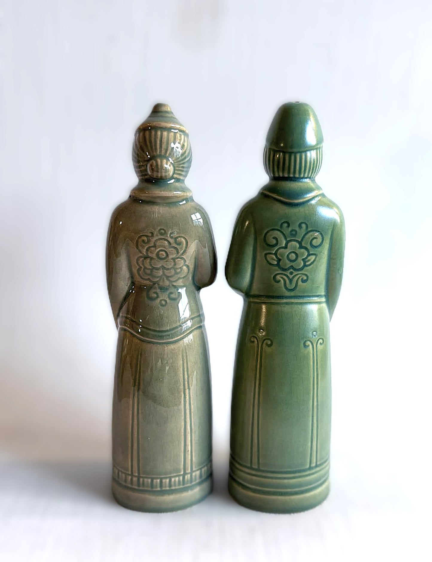Et par smukke grøn glaseret salt- og peberfigurer i østasiatisk stil, design af Svend Lindhart (1898-1989)