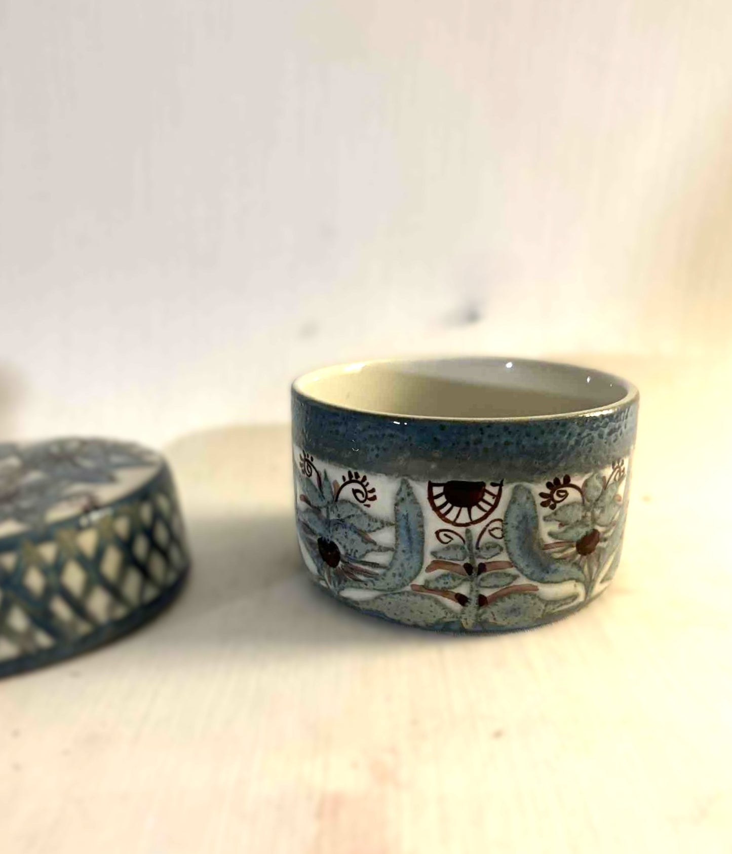 Aluminia Royal Copenhagen, Marianne Johnson lidded bowl faience - no. 85454550
