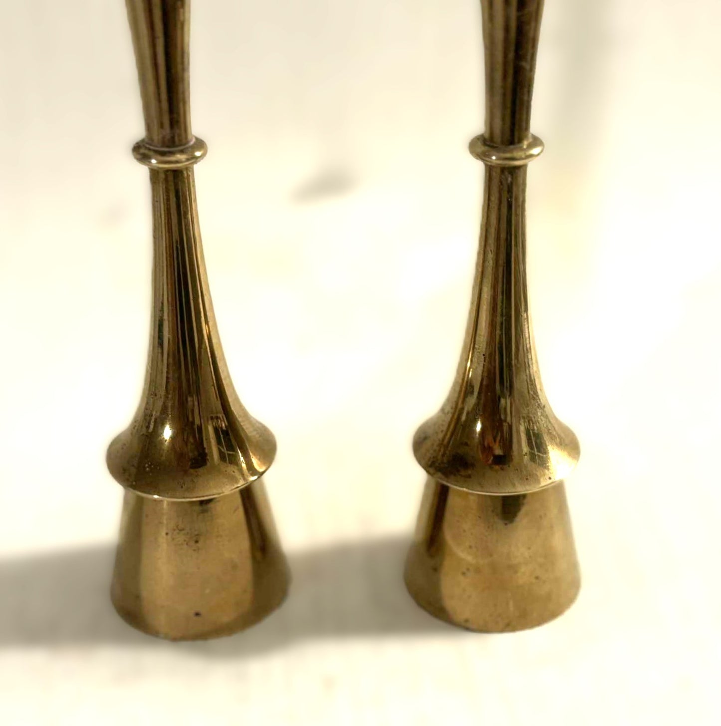 イェンス・ハラルド・クイストガード。燭台、ペア、真鍮、デンマーク。 1960年代/​​70年代