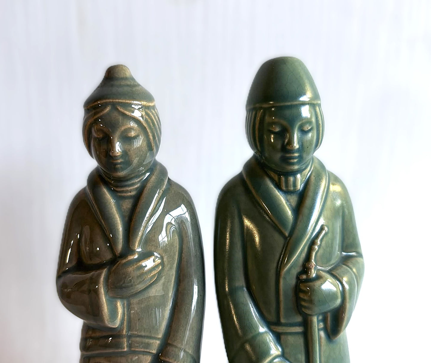 Et par smukke grøn glaseret salt- og peberfigurer i østasiatisk stil, design af Svend Lindhart (1898-1989)