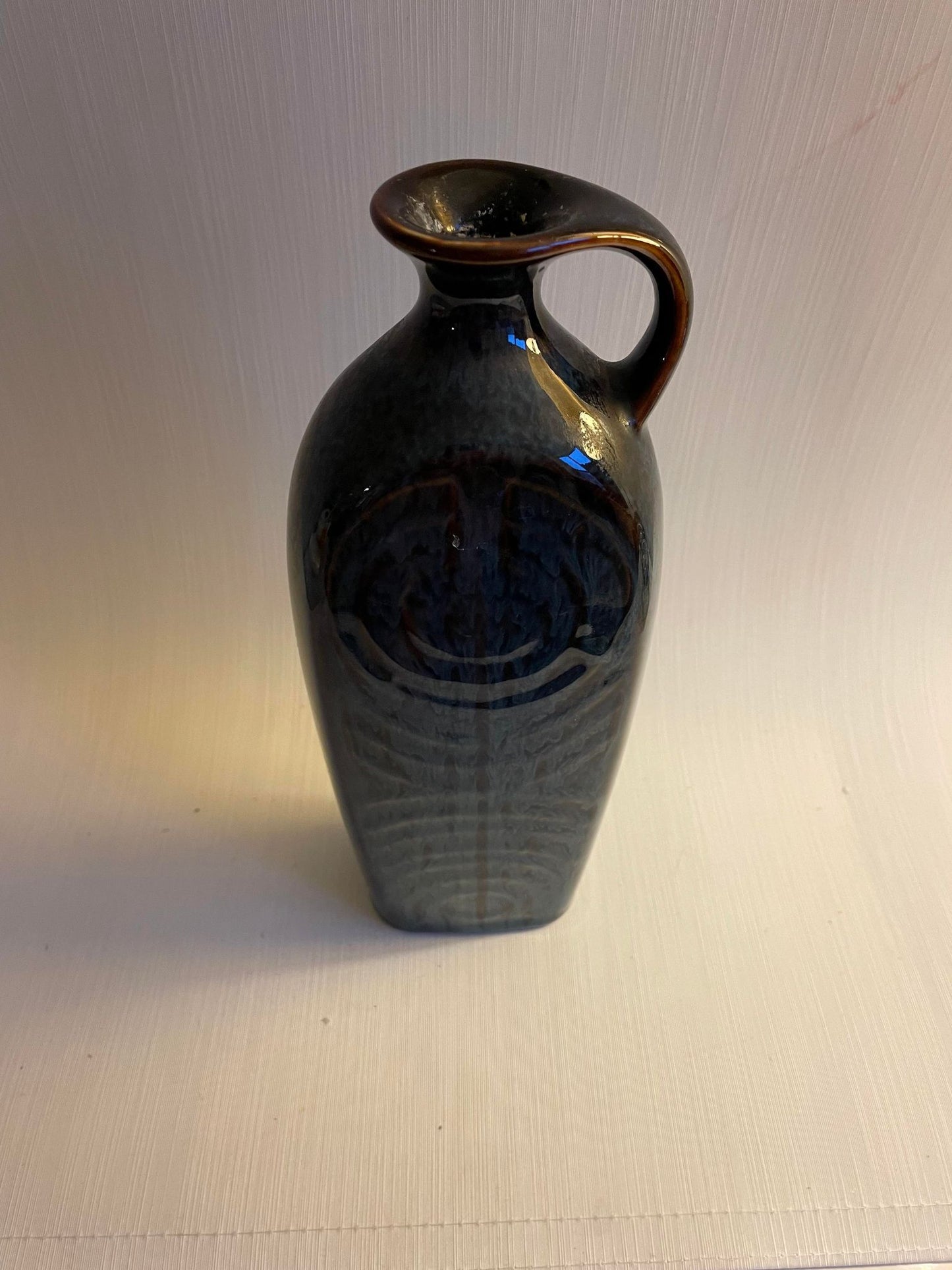 Smuk Rörstrand kande i blå glasur, design af Carl-Harry Stålhane - nr. 989