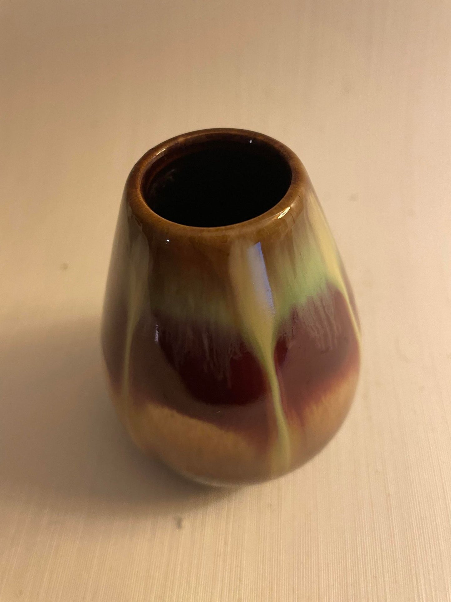緑茶色の色合いの甘い小さな釉薬をかけられた陶器の花瓶 - no. 0111