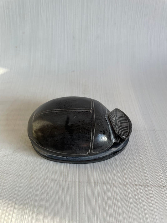 Smuk sort Scarab udført i keramik - nr. 011070