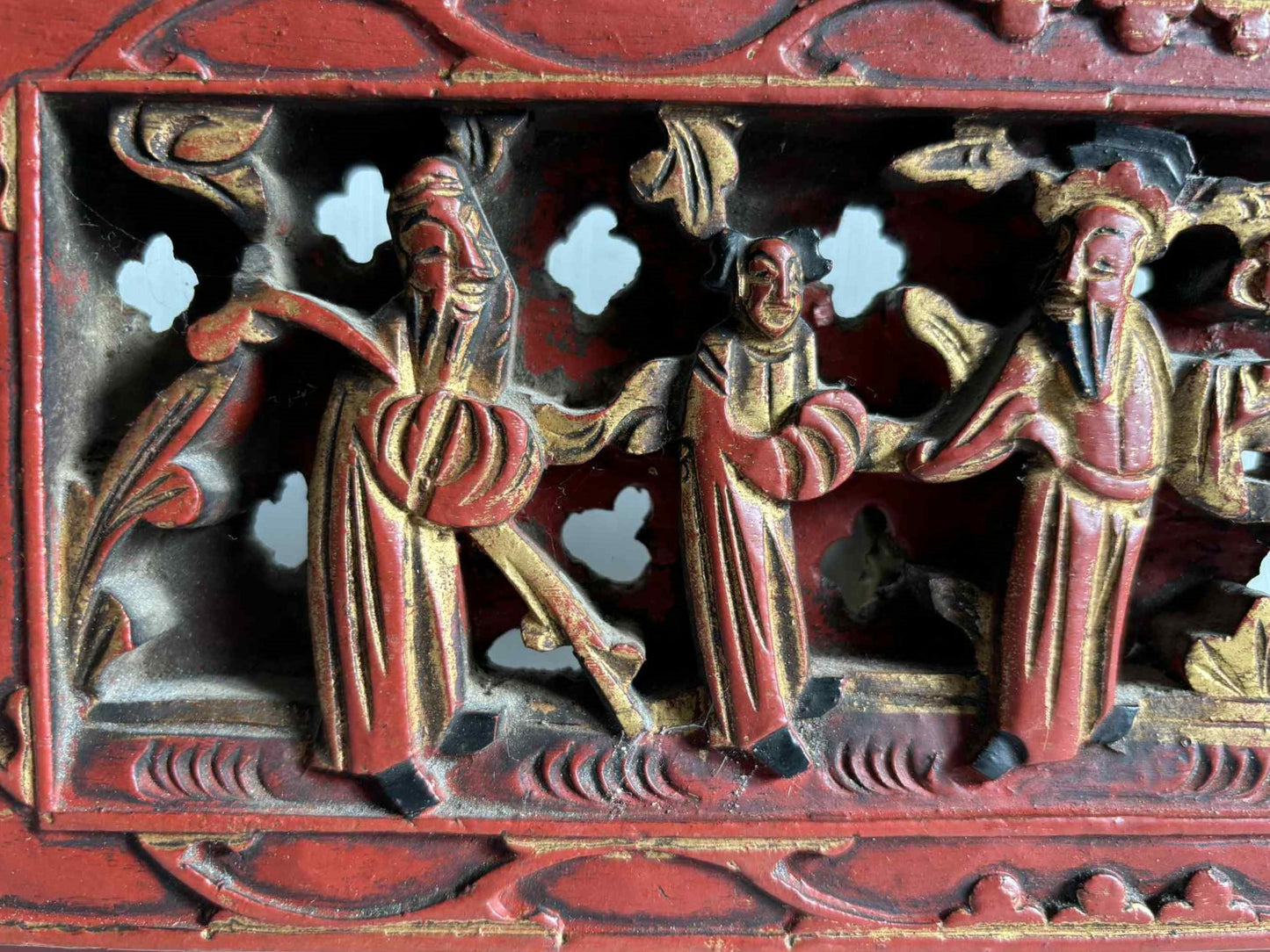 パネルに人物や風景が豊かに彫られた、中国の彩色・金箔を施した木製の2つのパネル