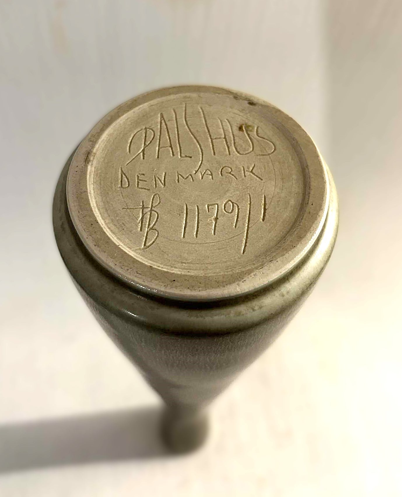 フローデ・バーンセンのデザインによる、スリムな外観のストーンウェア製の希少なパルシュス花瓶（デンマーク、1960年代）