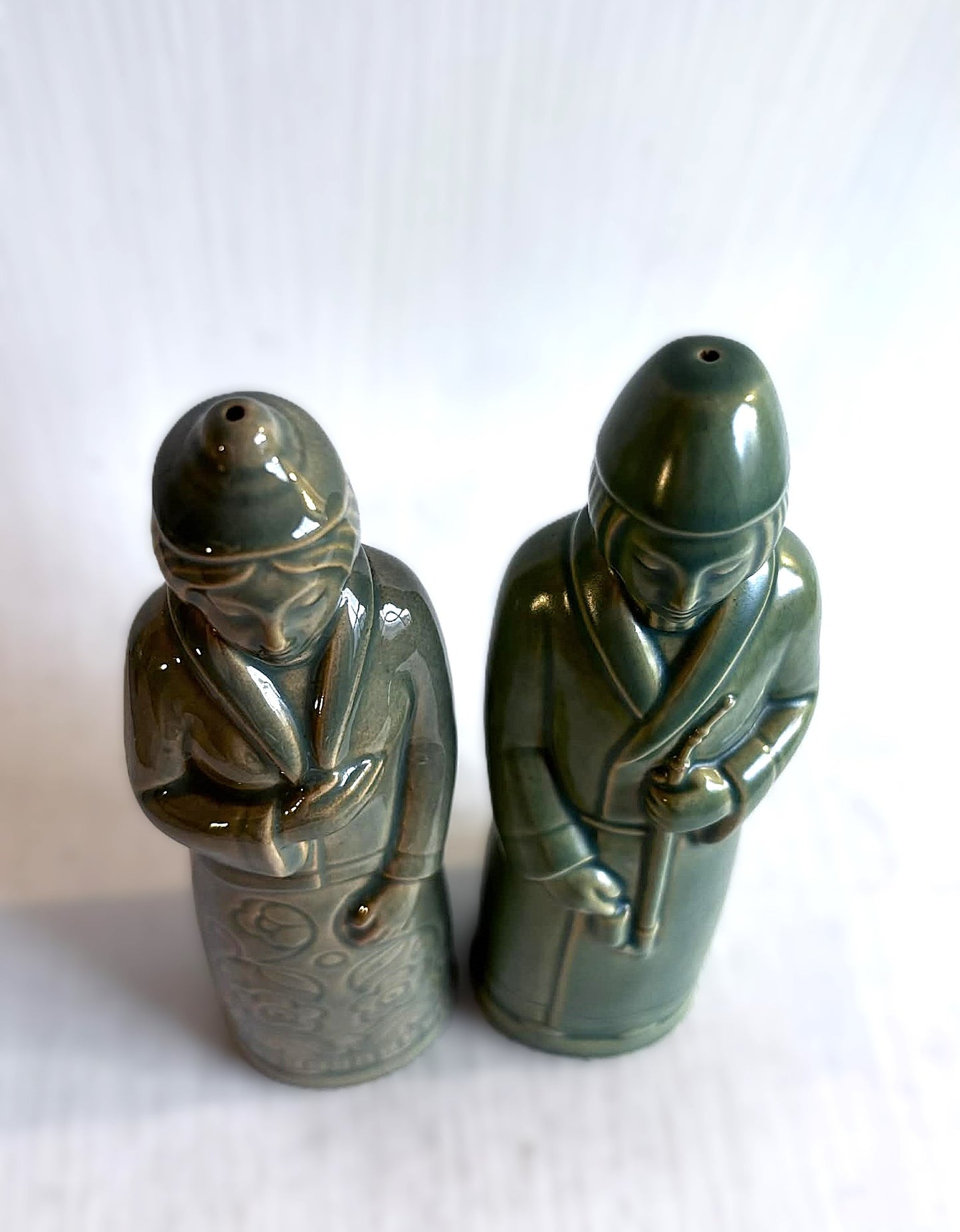 Et par smukke grøn glaseret salt- og peberfigurer i østasiatisk stil, design af Svend Lindhart (1898-1989)