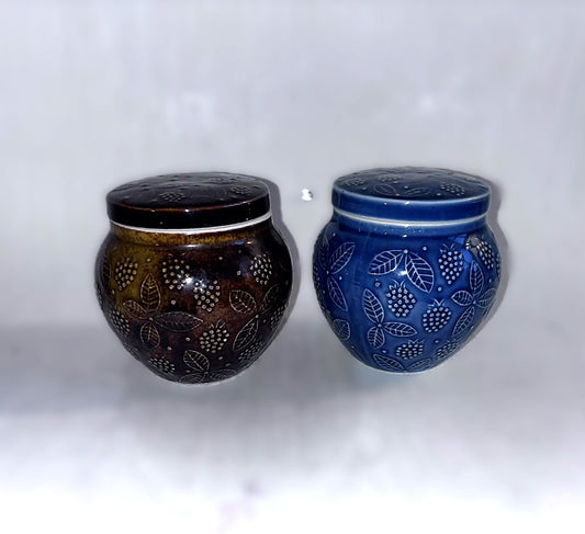 フィンランド製の素敵なヴィンテージアラビア蓋つき容器です。
