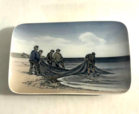 Vintage Royal Copenhagen Aske fad "Fiskere ved stranden"