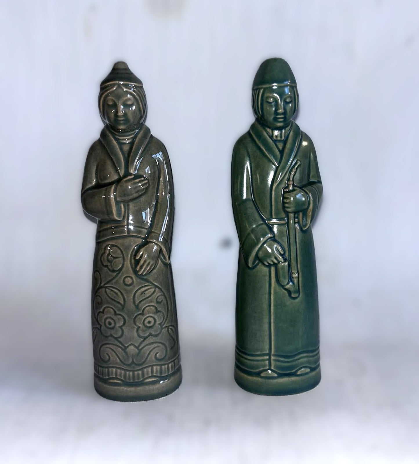 Et par smukke grøn glaseret salt- og peberfigurer i østasiatisk stil, design af Svend Lindhart (1898-1989)