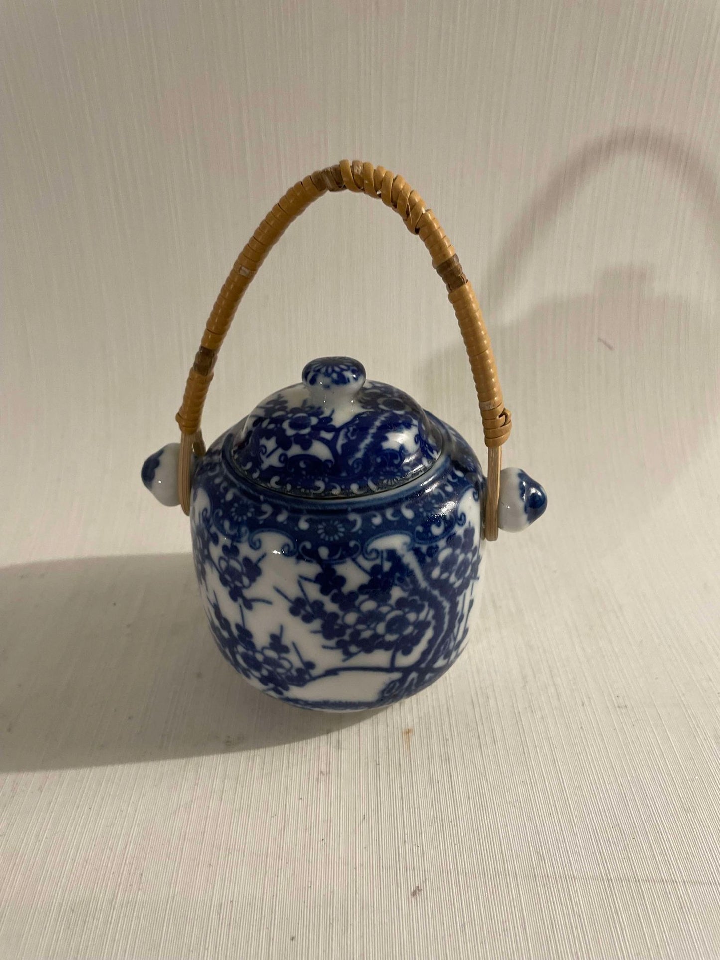 蓋と枝編み細工品のハンドルが付いた美しい小さな青と白の中国製セラミック瓶 - no. 09750