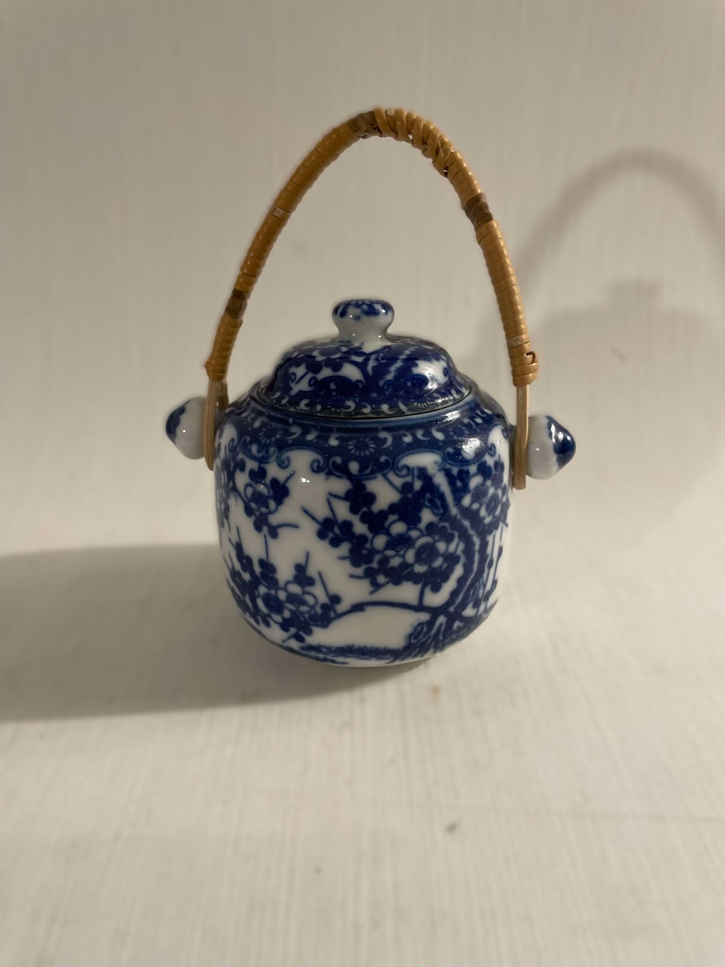 蓋と枝編み細工品のハンドルが付いた美しい小さな青と白の中国製セラミック瓶 - no. 09750