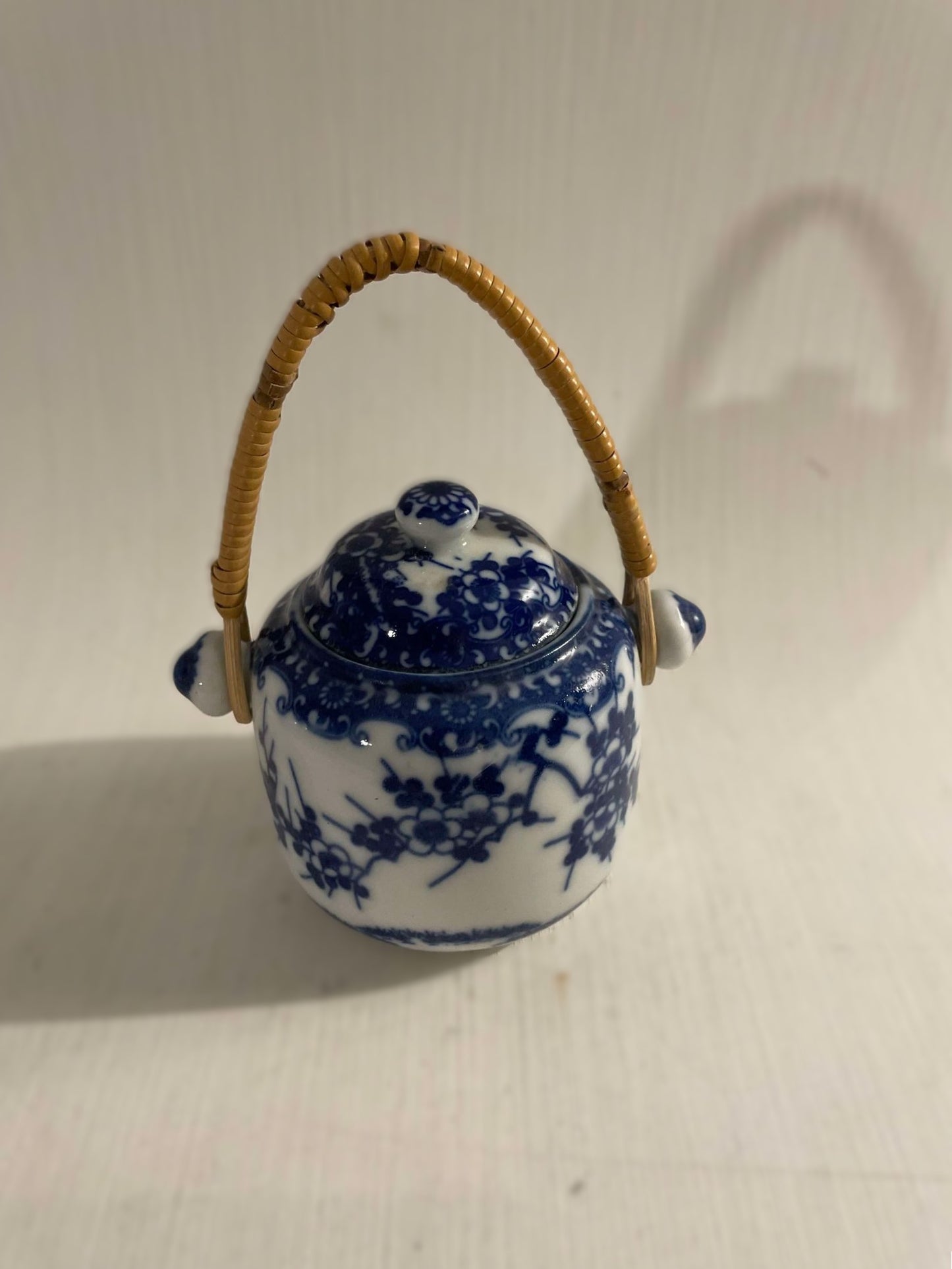蓋と枝編み細工品のハンドルが付いた美しい小さな青と白の中国製セラミック瓶 - no. 09750