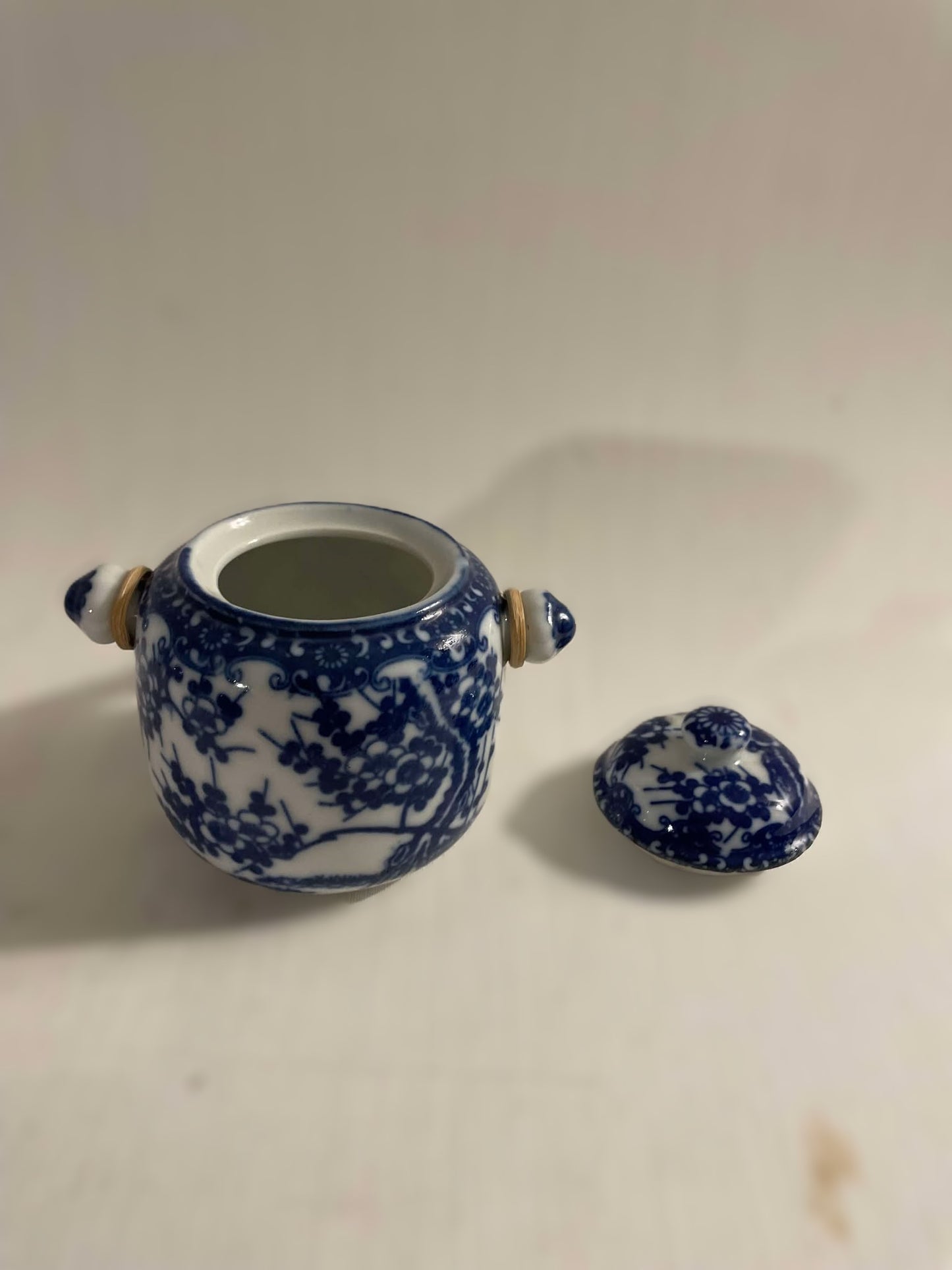 蓋と枝編み細工品のハンドルが付いた美しい小さな青と白の中国製セラミック瓶 - no. 09750