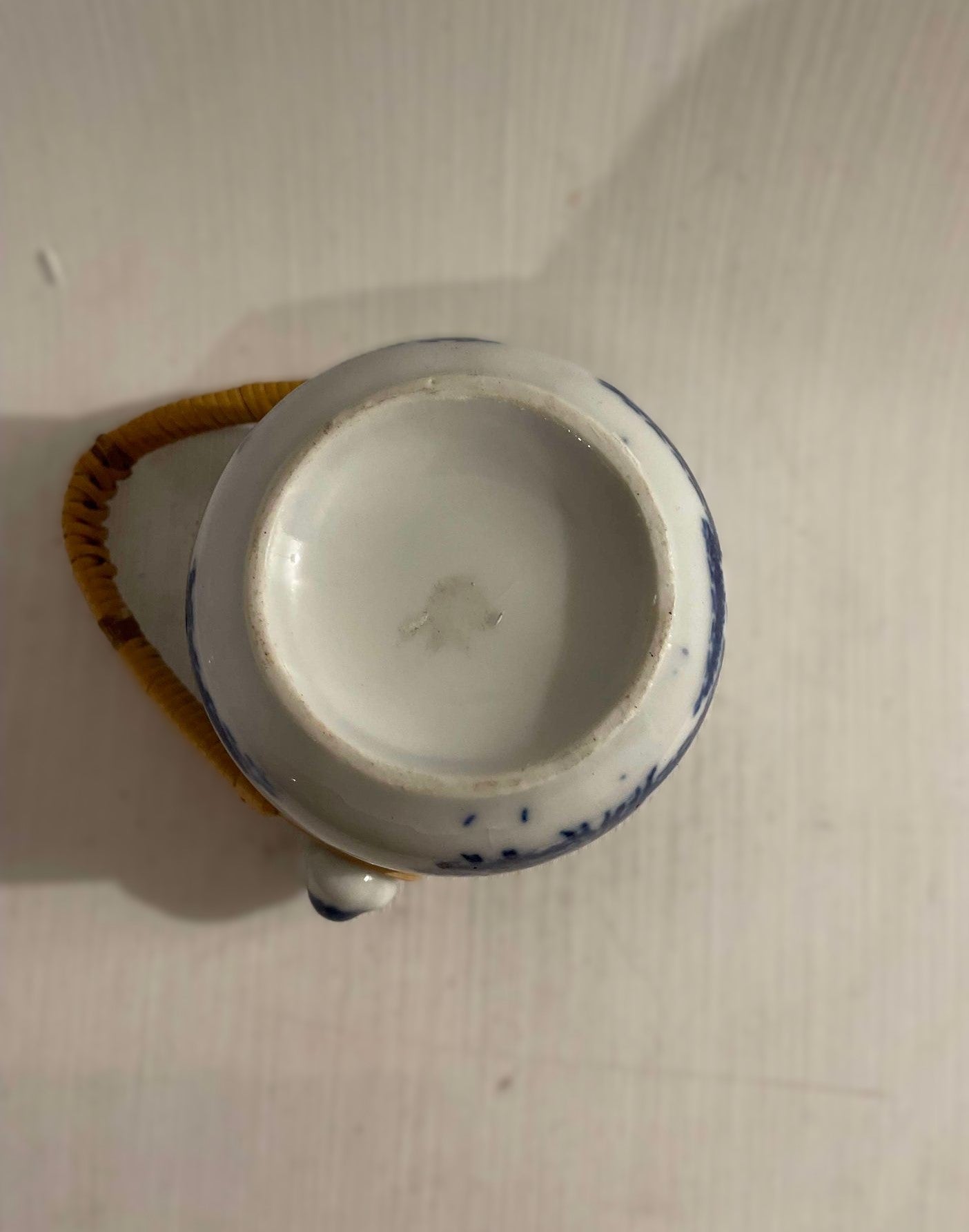 蓋と枝編み細工品のハンドルが付いた美しい小さな青と白の中国製セラミック瓶 - no. 09750