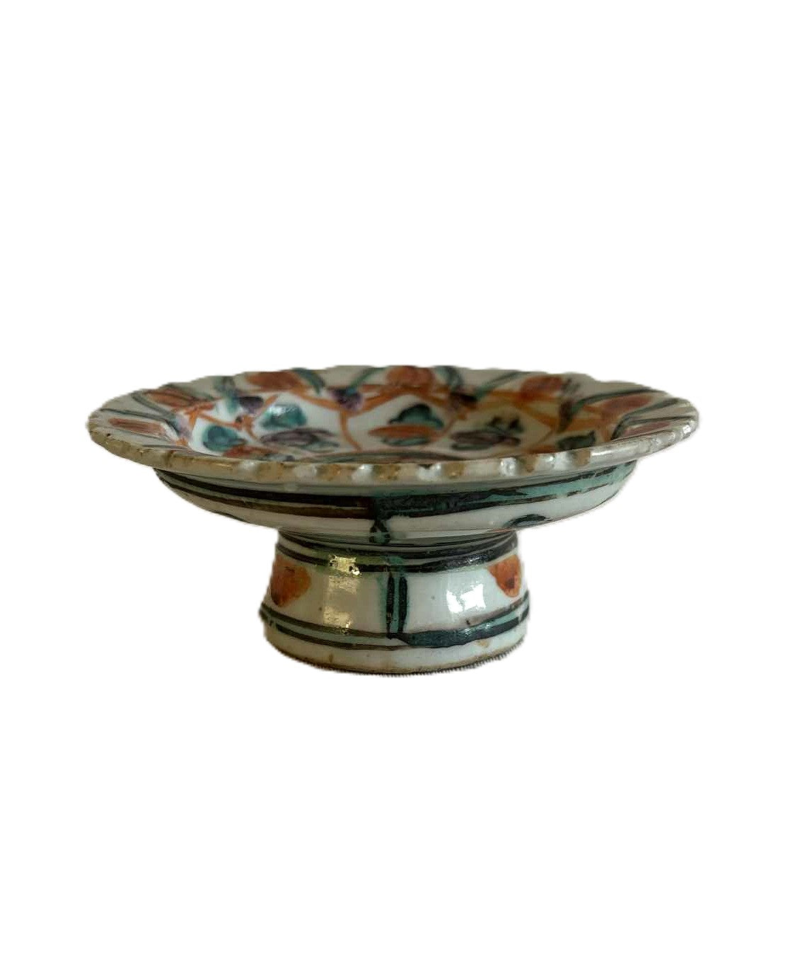 Dette er en antik kinesisk Benjarong skål (alterskål/tazza) af porcelæn fra før 1900-tallet