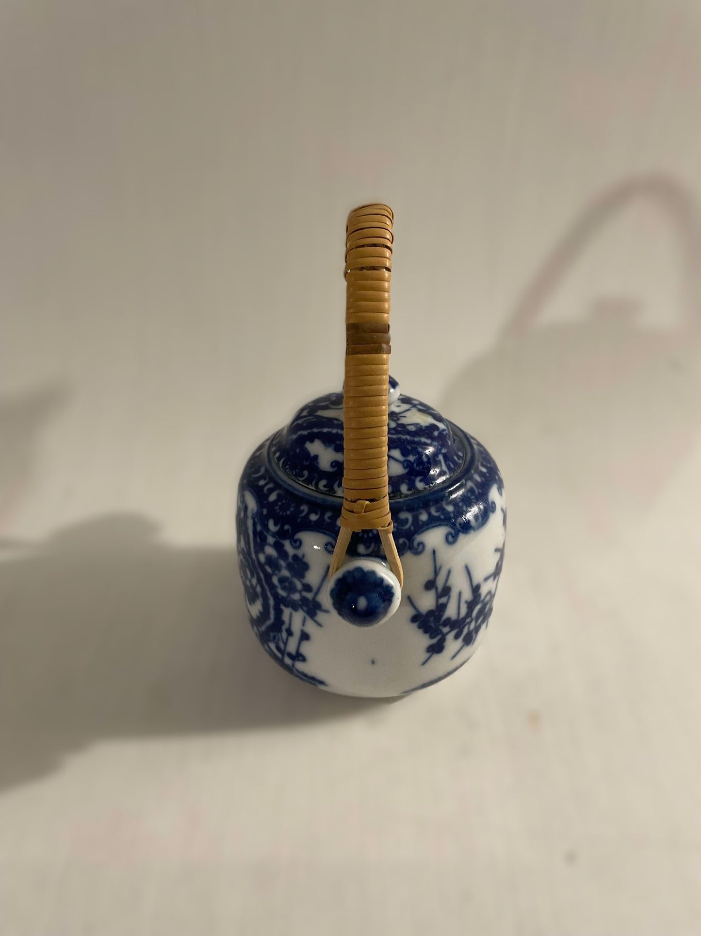 蓋と枝編み細工品のハンドルが付いた美しい小さな青と白の中国製セラミック瓶 - no. 09750