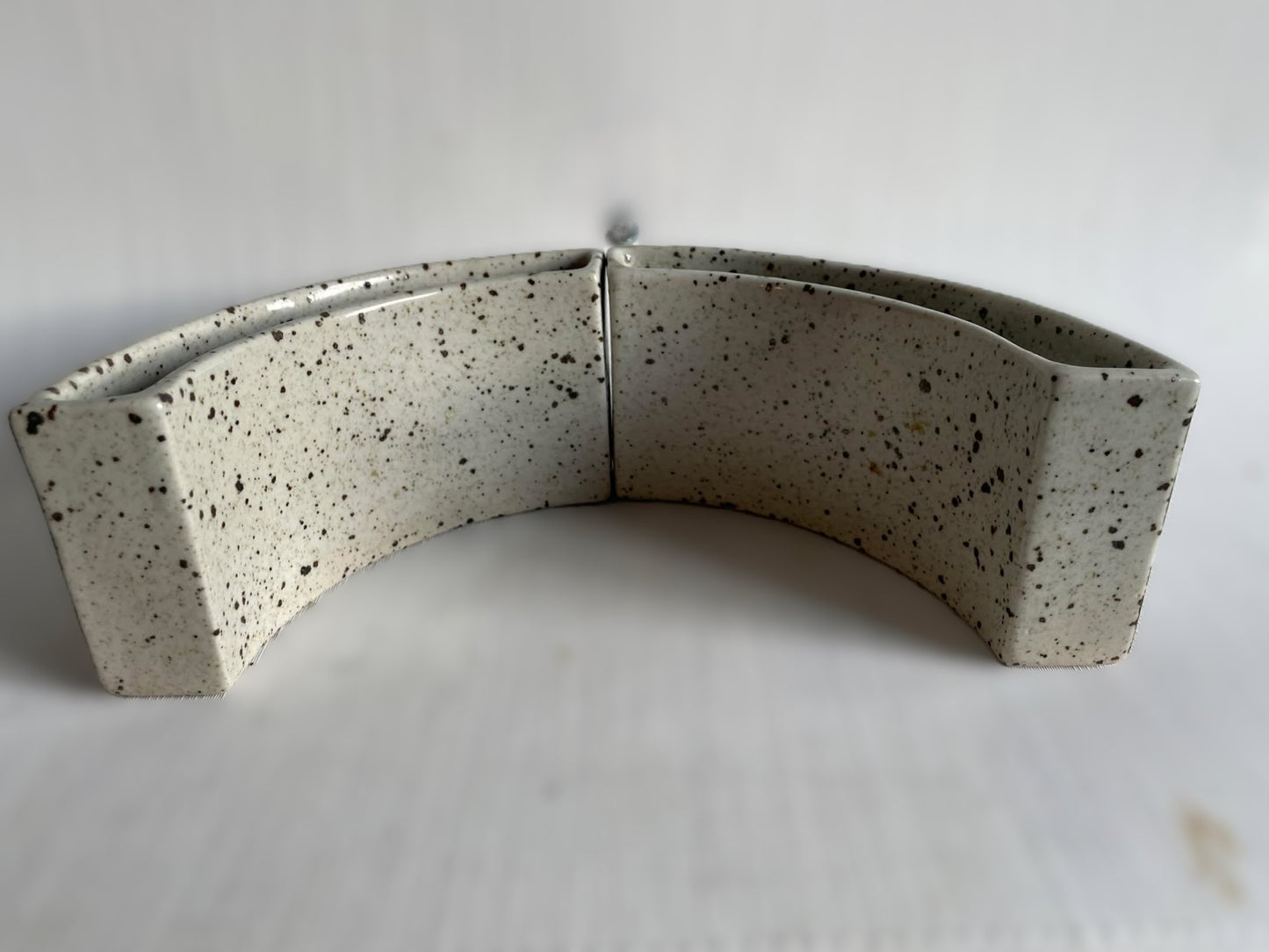 パルシュスのリンネマン＝シュミットあたり。半円形に作られた珍しい石器の花瓶2個セット