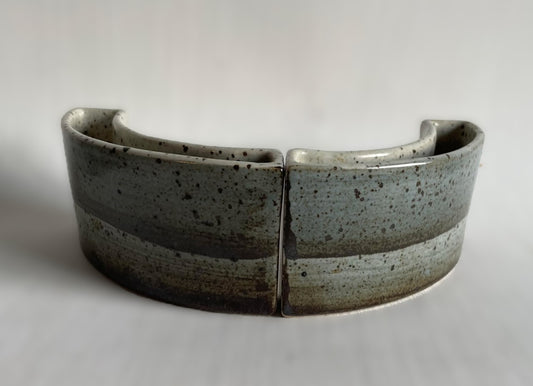 パルシュスのリンネマン＝シュミットあたり。半円形に作られた珍しい石器の花瓶2個セット