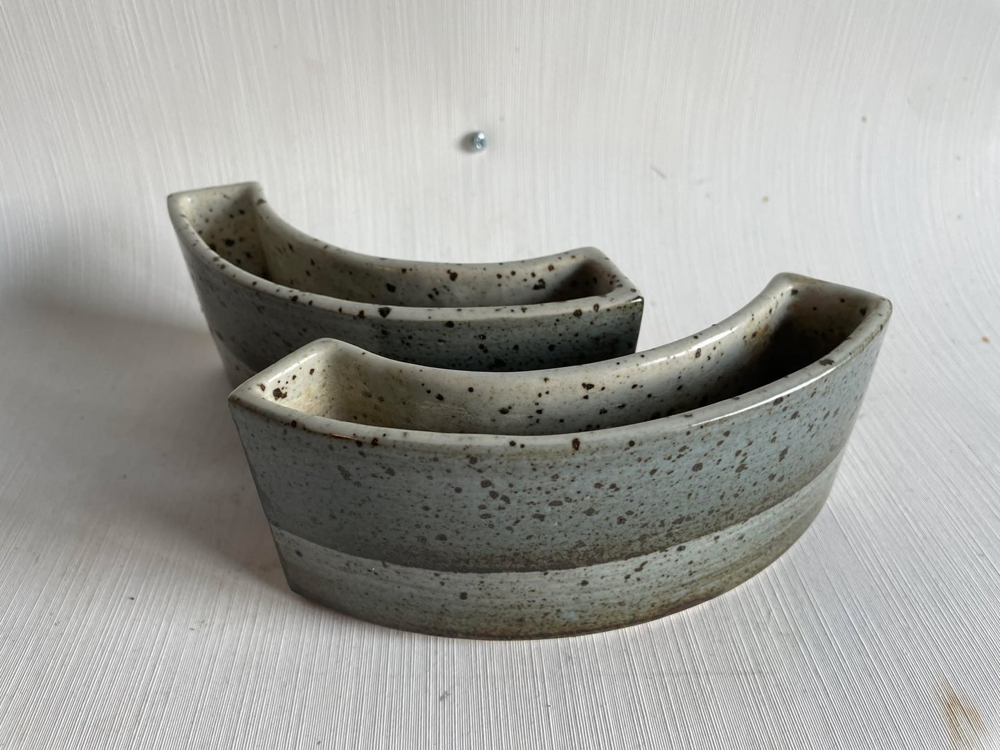 パルシュスのリンネマン＝シュミットあたり。半円形に作られた珍しい石器の花瓶2個セット