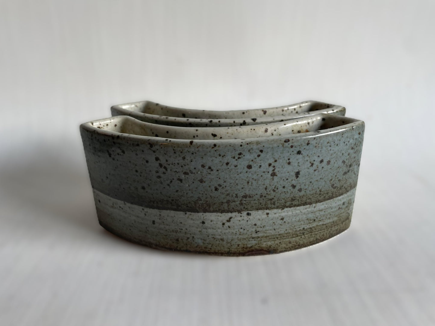 パルシュスのリンネマン＝シュミットあたり。半円形に作られた珍しい石器の花瓶2個セット