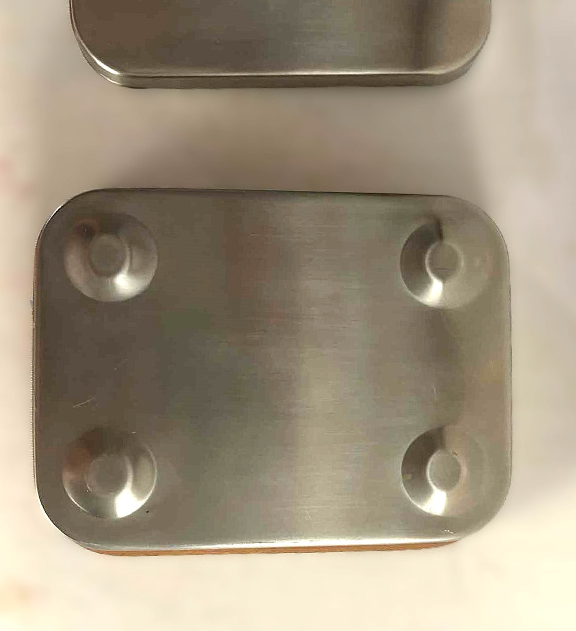 トリップトラップデンマークのチーク材とステンレススチールを使用したエレガントなバターディッシュホルダー