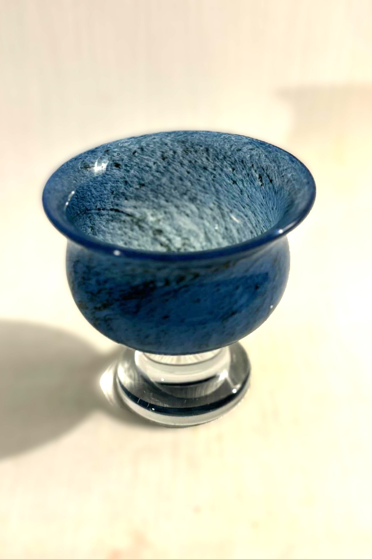 Snuk mundblæst glasvase fra Kosta Boda, design af Bertil Vallien