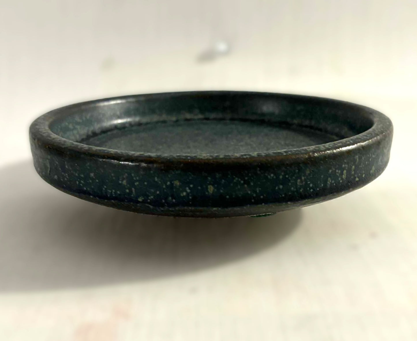 パルシュス産のミディアムサイズで希少なライトブルーの釉薬をかけた石器皿