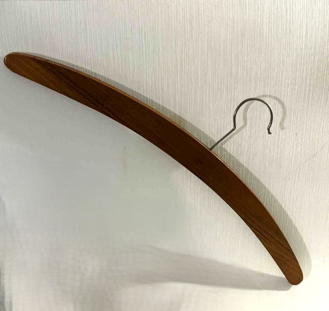 4 identical beautiful hangers made of teak - no. 8941654104