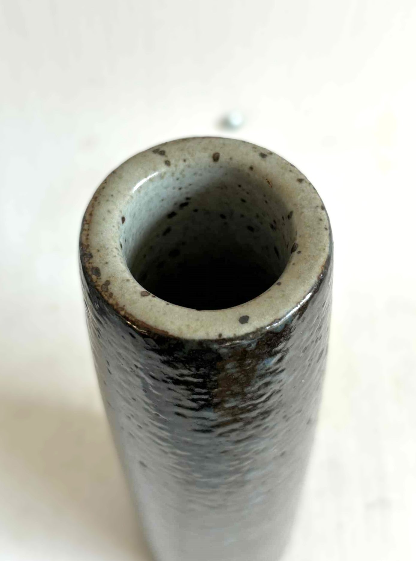 青黒のクラックル釉が施された美しく背が高くてスリムなパルシュースの花瓶、デンマーク、1960年代