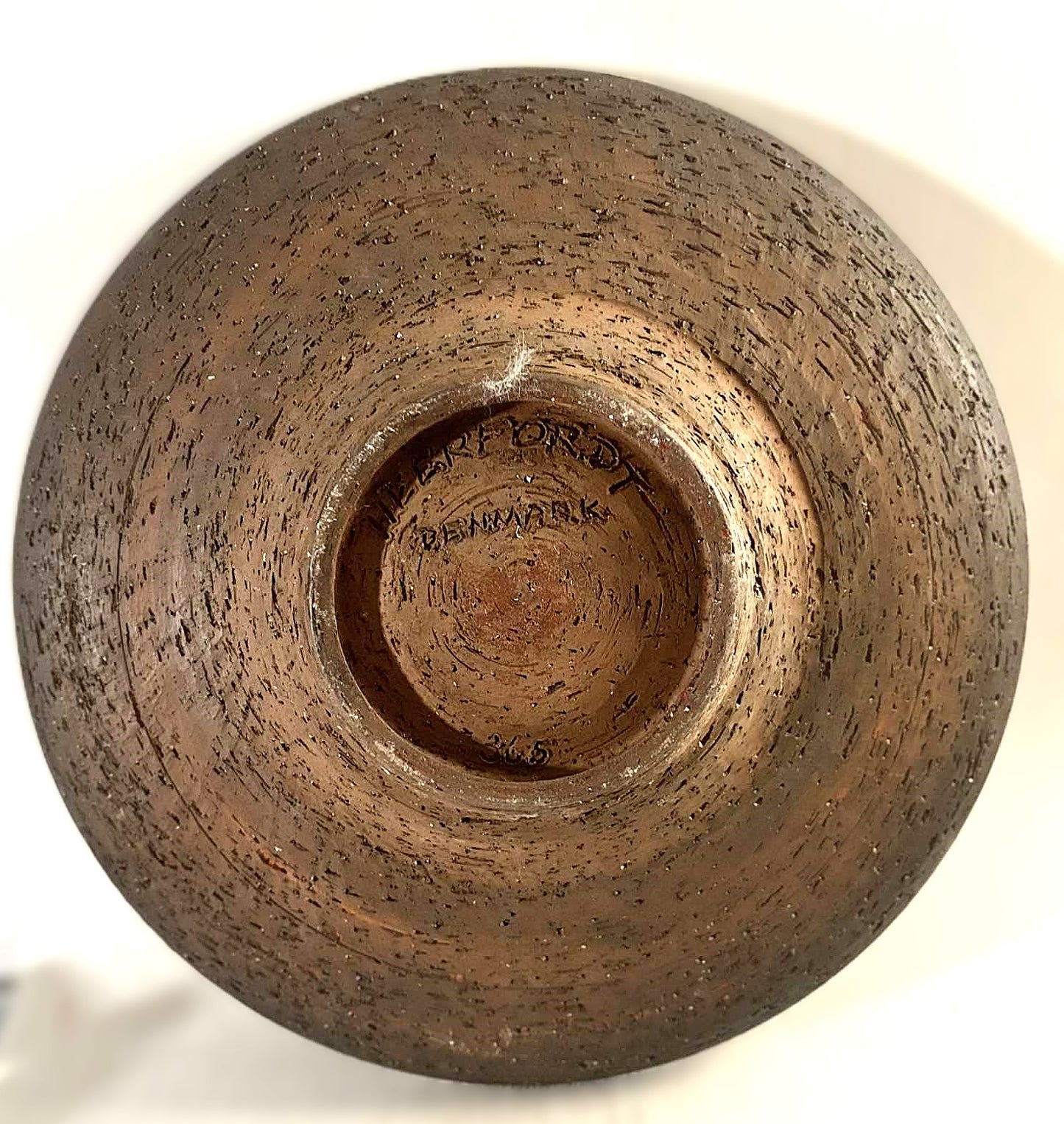 ニールス・エルリング・ヘールフォルト（1909-1884）がデザインした鉛釉の巨大な陶器皿