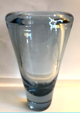 Smuk safirblå glasvase fra Holmegaard, design af per Lutken 1950erne