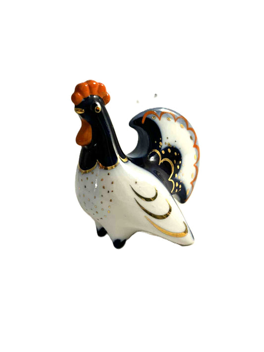 色とりどりの雄鶏の形をした磁器の置物 | ロモノーソフ、ソ連、ロシア