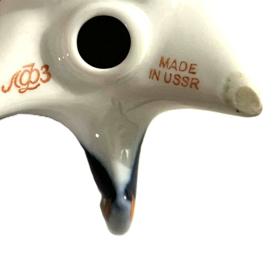 色とりどりの雄鶏の形をした磁器の置物 | ロモノーソフ、ソ連、ロシア