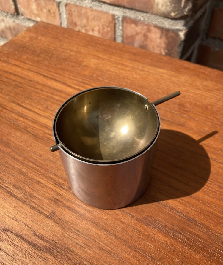 Arne Jacobsen stelton askebæger i stål og messing - nr. 0164