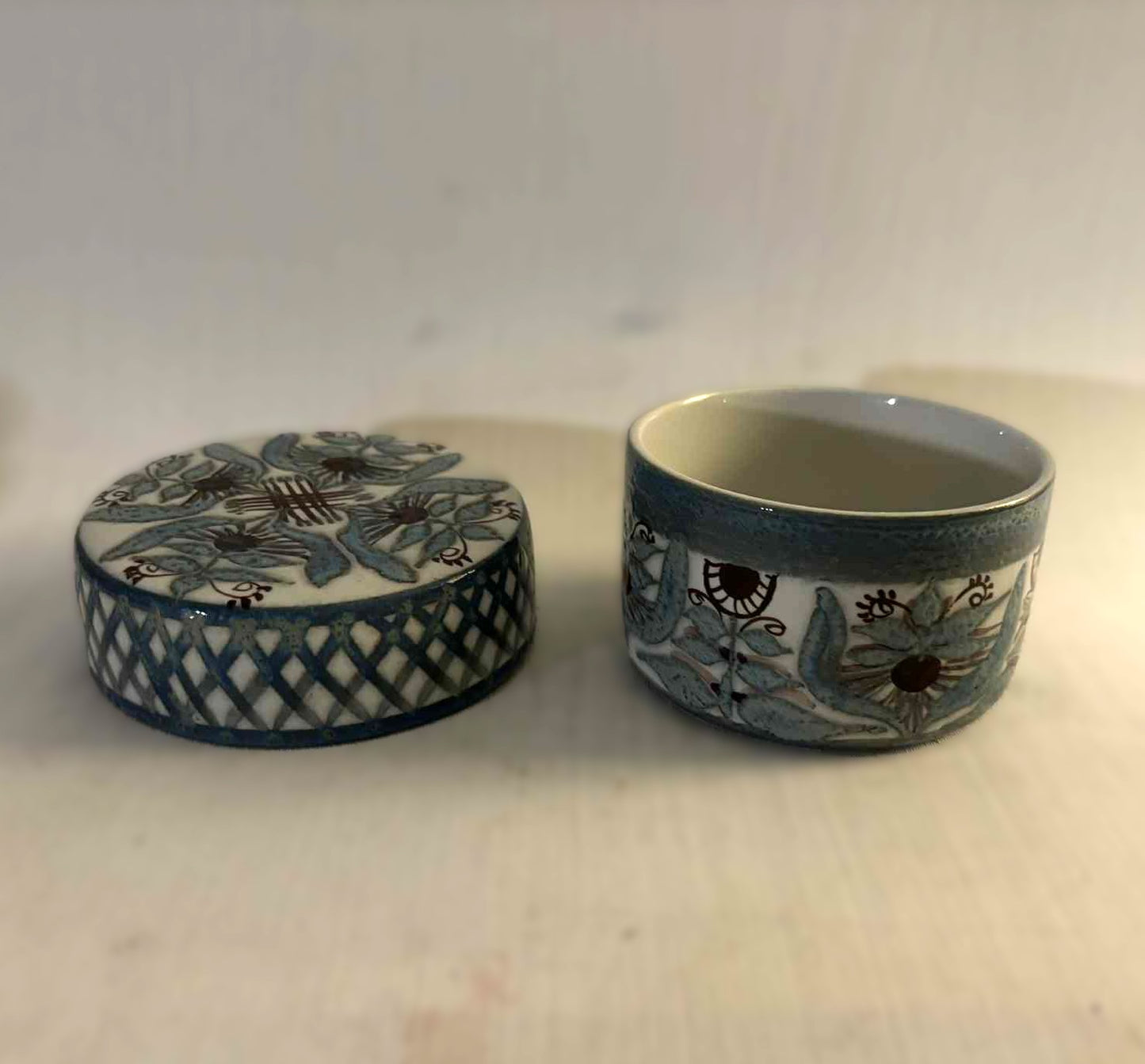 Aluminia Royal Copenhagen, Marianne Johnson lidded bowl faience - no. 85454550