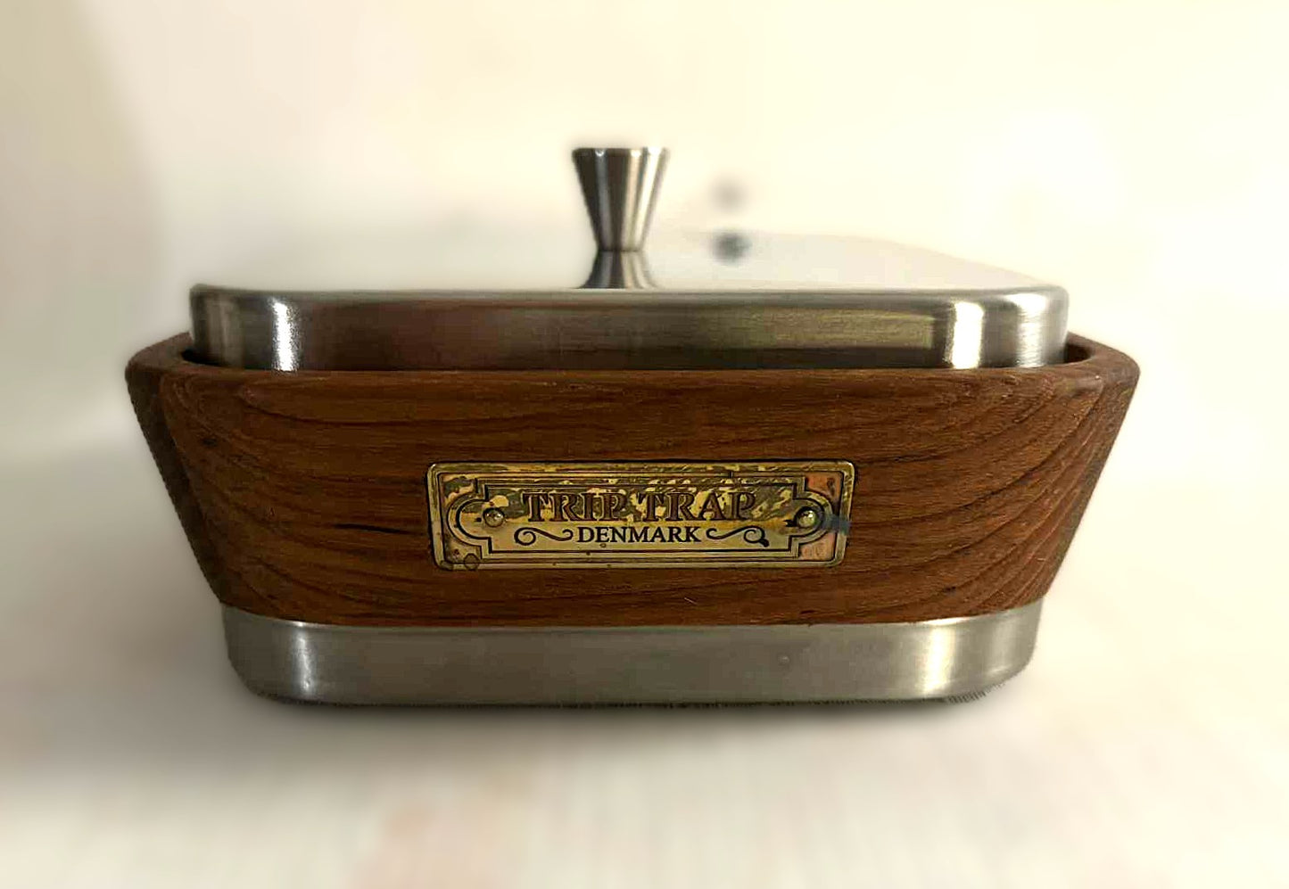 トリップトラップデンマークのチーク材とステンレススチールを使用したエレガントなバターディッシュホルダー