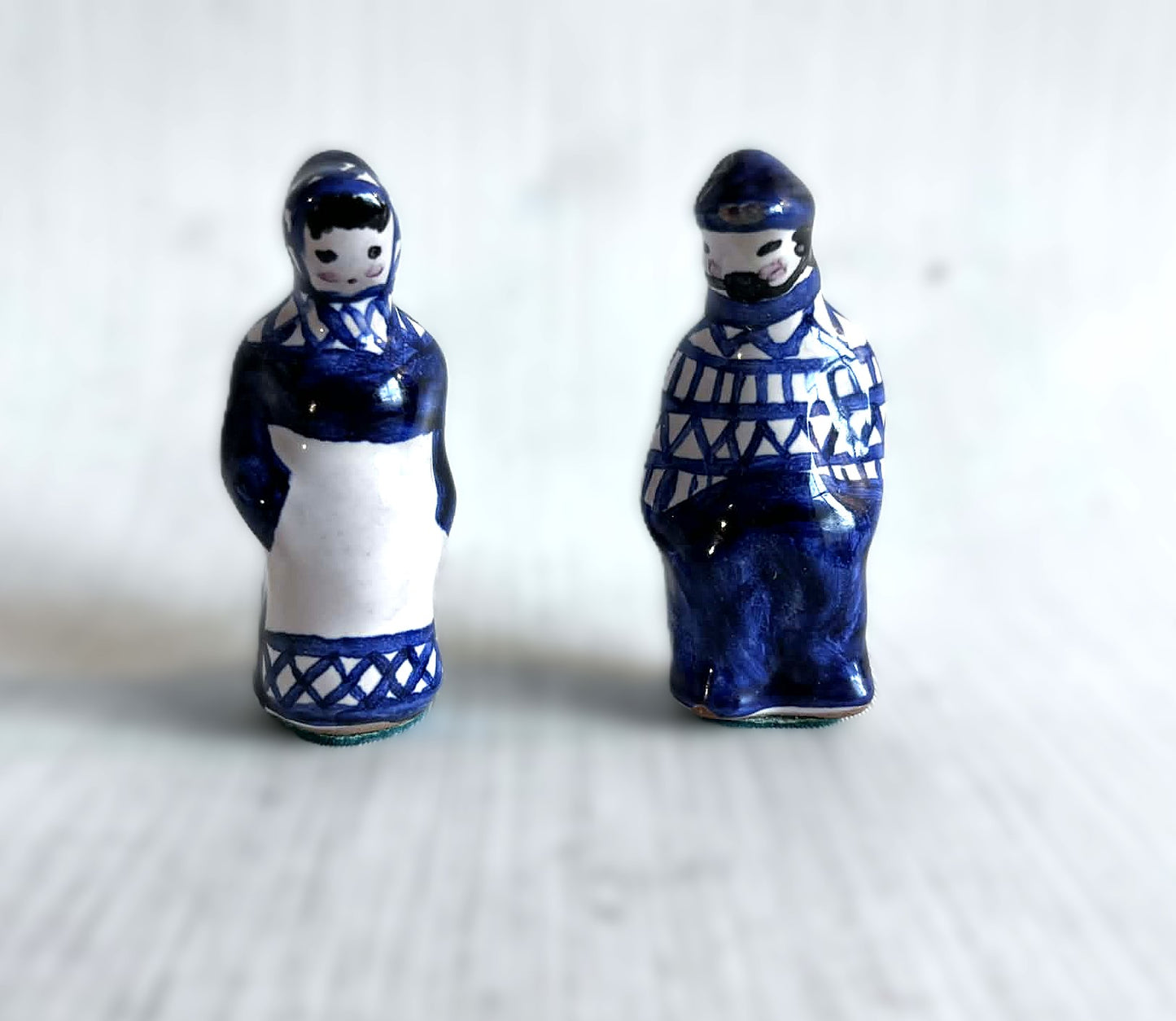 Et par små håndlavet Gzhel keramik figurer fra USSR