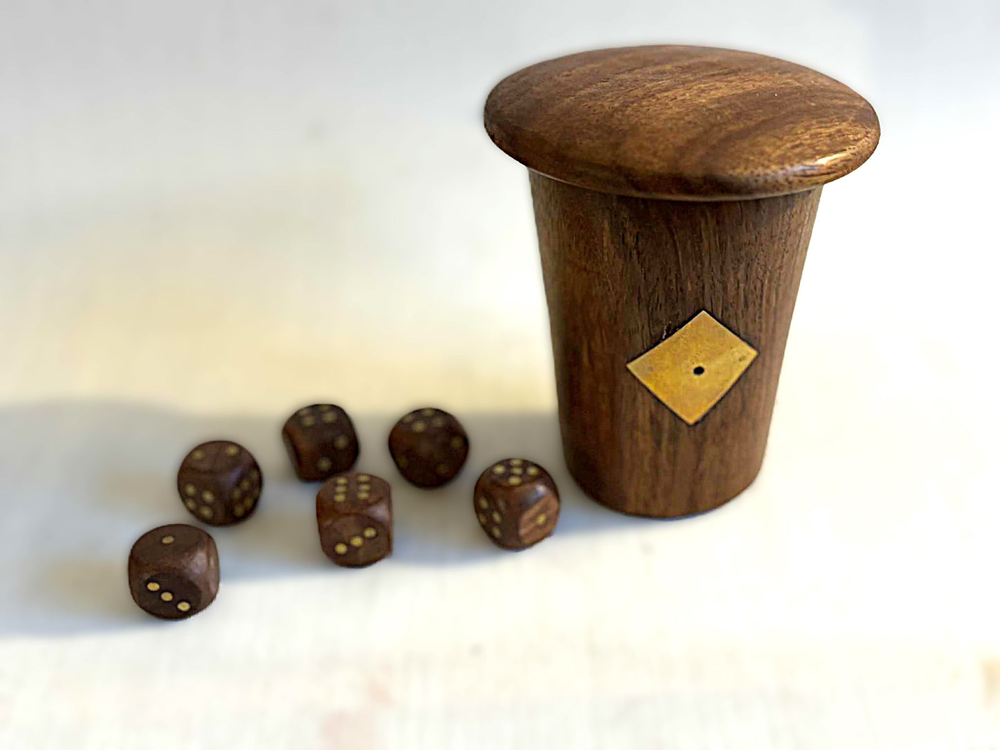 Flot retro raflebæger udført i Teaktræ og med dekorative messing 'terninger'som udsmykning.- nr. 1021478777