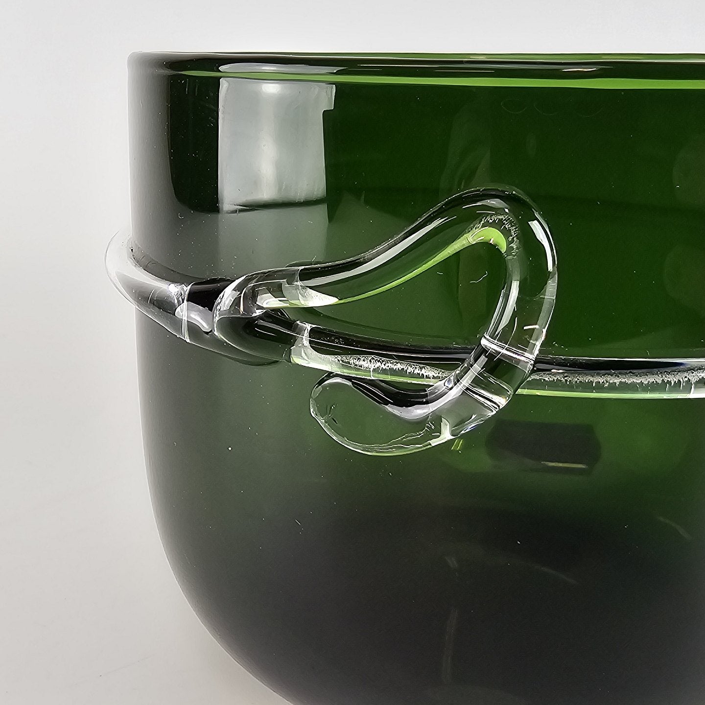 Smuk Urtepotteskjuler i grønt transparant glas, med en tråd af hvidt glas, 1976