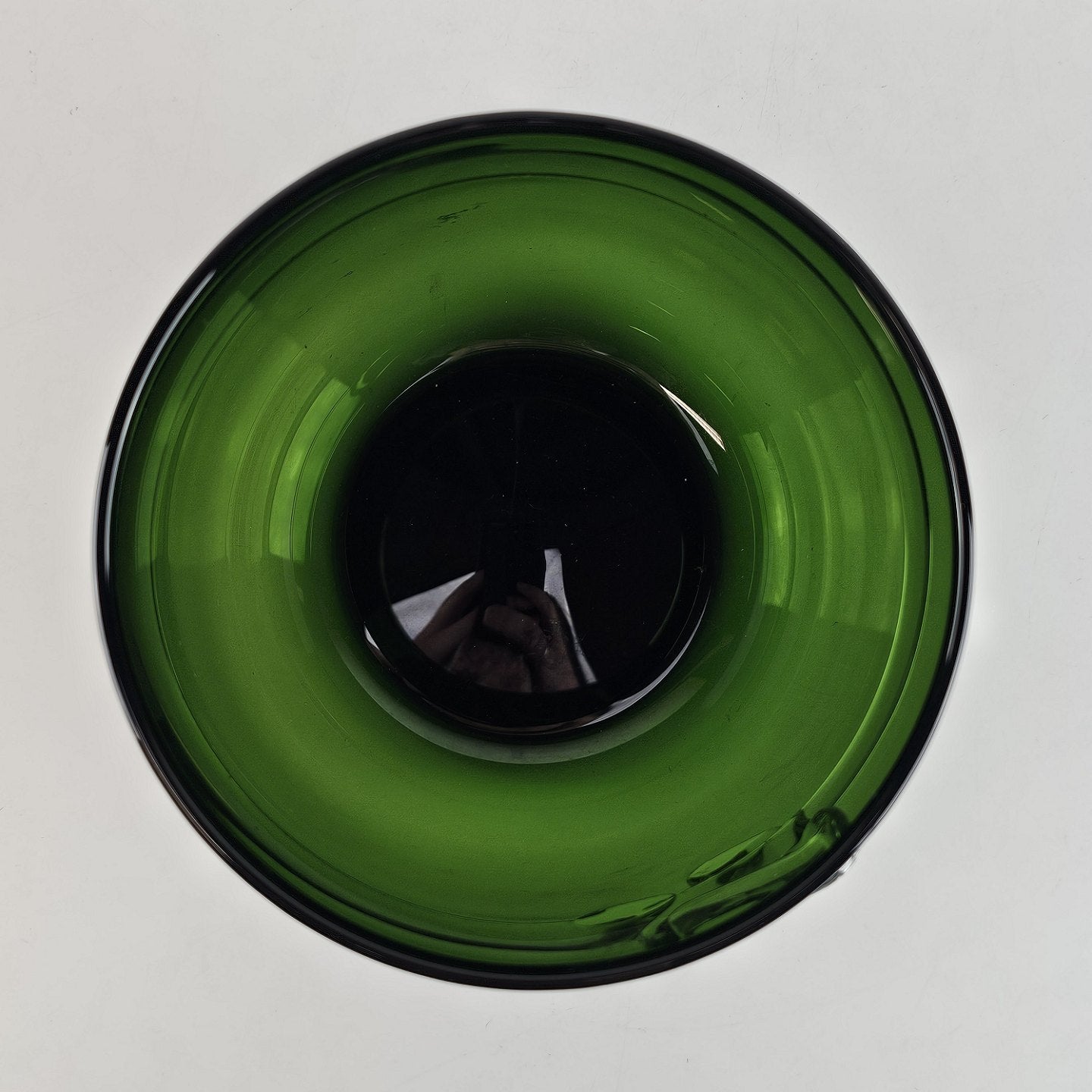 Smuk Urtepotteskjuler i grønt transparant glas, med en tråd af hvidt glas, 1976