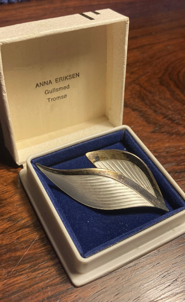 Flot sølv og emalje broche,design af Anna Eriksen fra Norge - nr. 0249