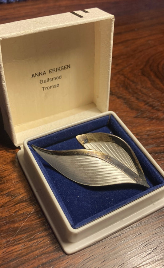 Flot sølv og emalje broche,design af Anna Eriksen fra Norge - nr. 0249