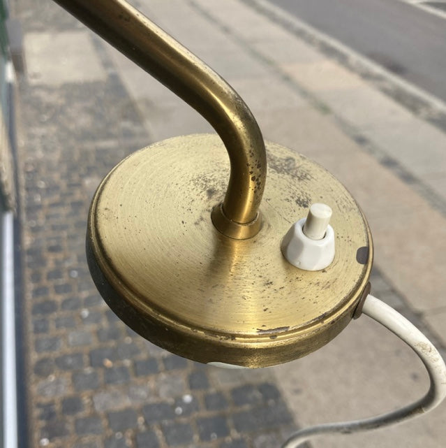 Smuk gammel Bent Karlby væglampe i messing og hvidt opalglas - nr. 0260