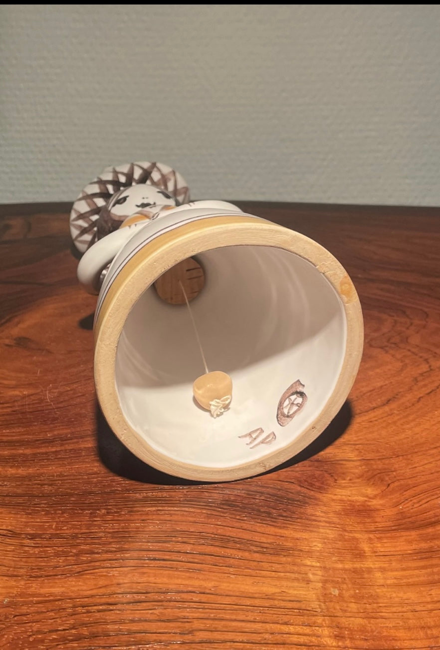 アリス・ピーターセンが装飾したベル付きの美しいラース・シベリの陶器の置物