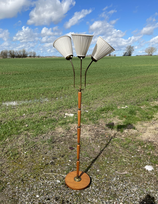 Flot svensk standerlampe i messing og bøg - nr. 011907