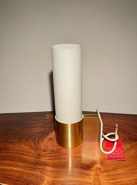 Jørgen Bo design - Væglampe af messing og opaline glas fra Fog &amp; Mørup 1968 - nr. 009764