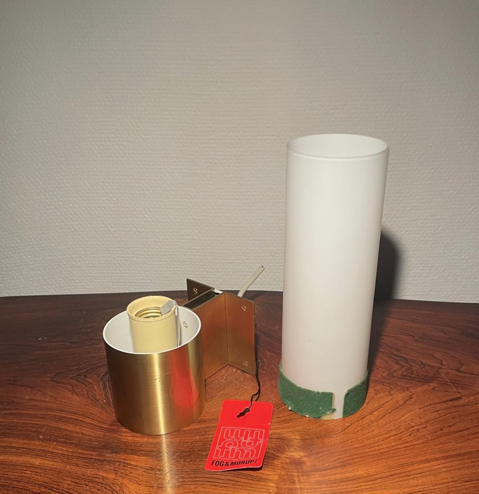 Jørgen Bo design - Væglampe af messing og opaline glas fra Fog &amp; Mørup 1968 - nr. 009764