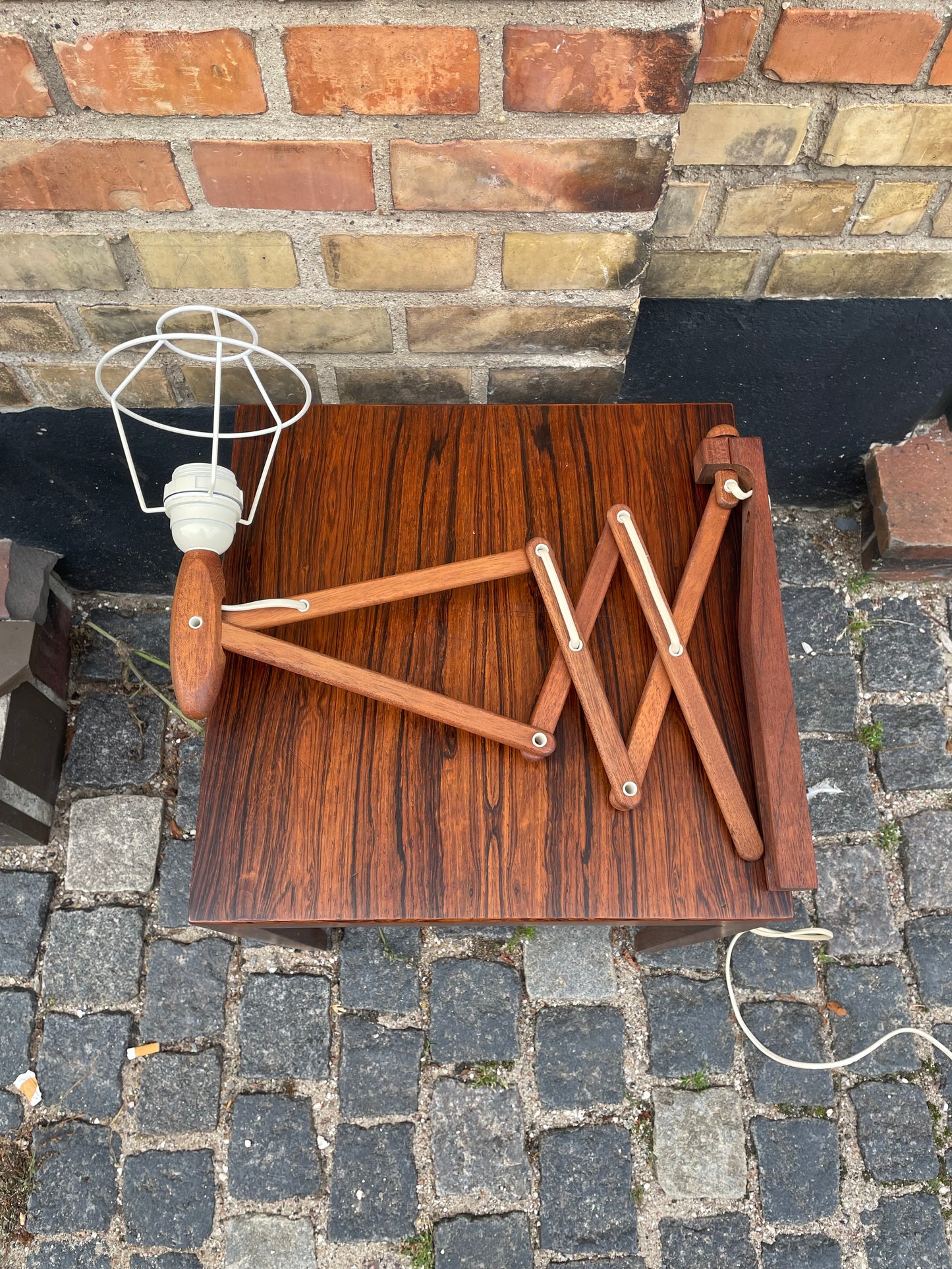 Klassisk Le Klint sakselampe, udført i teak - nr. 04070